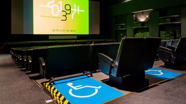 Sala de cinema com acessibilidade
