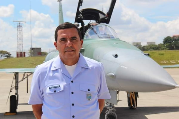 Forças Armadas O tenente-brigadeiro do ar Carlos Baptista Júnior, ex-comandante da Aeronáutica, foi impedido pela Comissão de Ética Pública de assumir um cargo em uma empresa de materiais bélicos e de defesa.