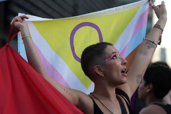 Na véspera da Parada, caminhada reúne lésbicas e bissexuais na Paulista