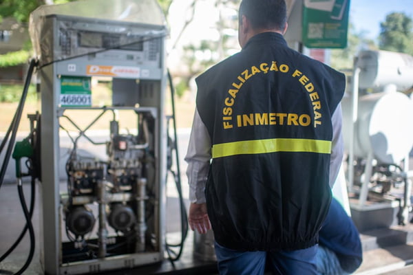 Foto-Inmetro realiza ação de fiscalização em Postos de Combustíveis de Brasília (4)