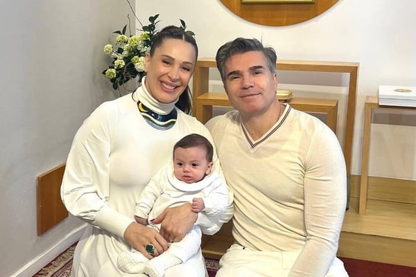 Foto colorida de Claudia Raia com o filho Luca no colo. Jarbas Homem de Mello está ao lado da atriz - Metrópoles