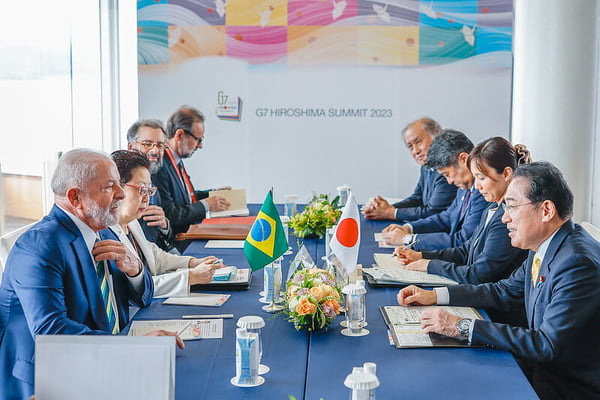 Lula e a delegação brasileira em reunião com o primeiro-ministro do Japão, Fumio Kishida