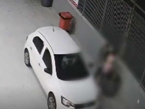 Vídeo: motorista de app derruba e arrasta mãe com filha no colo