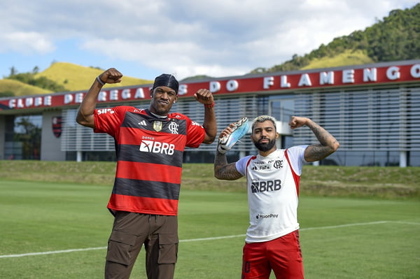 Imagem colorida de Jimmy Butler com a camisa do Flamengo - Metrópoles