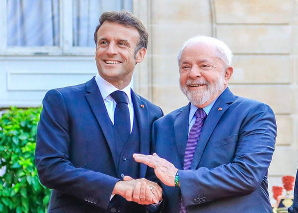 Imagem colorida mostra Lula e Macron em Paris - Metrópoles