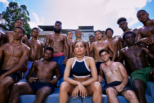 Funk Rave: Anitta relembra origem suburbana e início da carreira no clipe