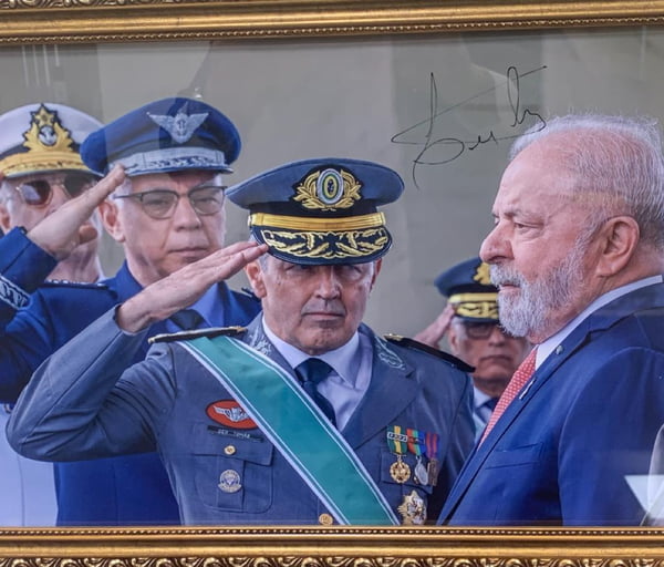 Chefes das Forças prestam continência para Lula