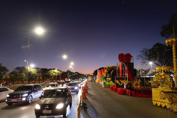 Ao custo de R$ 7 milhões, Carnaval fora de época trava trânsito do DF