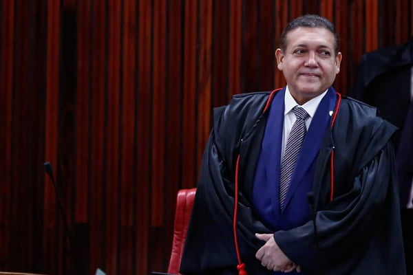 Nunes Marques pede vista, e julgamento de sobras eleitorais é suspenso