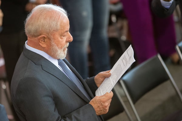Presidente Lula lê papel em cerimônia no Palácio do Planalto- Metrópoles