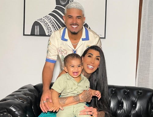 Foto colorida de Pepita, Kayque Nogueira e o filho, Luca - Metrópoles