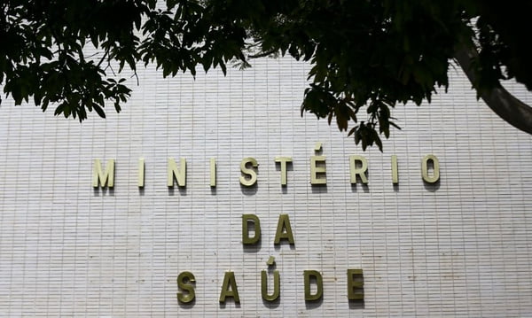 fachada do ministério da saúde com letras douradas - Metrópoles