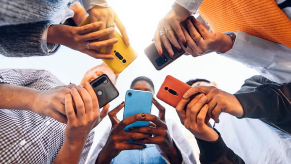 Fotografia colorida mostrando cinco pessoas digitando no celular-Metrópoles APOSTAS