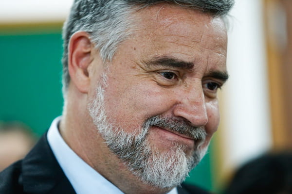 Após denúncia de golpe, Latam devolve milhagens a ministro de Lula