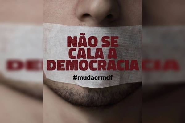 Imagem colorida de homem com boca amordaçada e frase: "Não se cala a democracia"