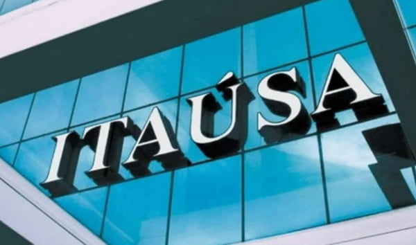 Imagem do logotipo da Itaúsa, controladora do Itaú Unibanco, com letras na cor branca fixadas sobre vidros de um prédio