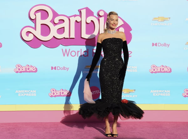 Na imagem com cor, Margot Robbie em tapete rosa na estréia de Barbie - Metrópoles
