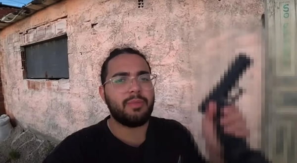 Youtuber libanês posa com arma e grava dia com traficantes no Rio