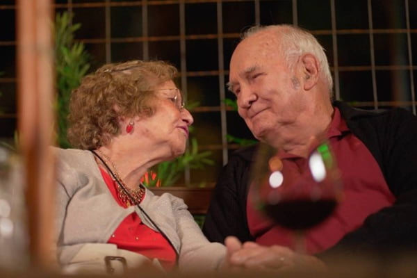 Casal de idosos viral na web protagoniza clipe do grupo Doze por Oito