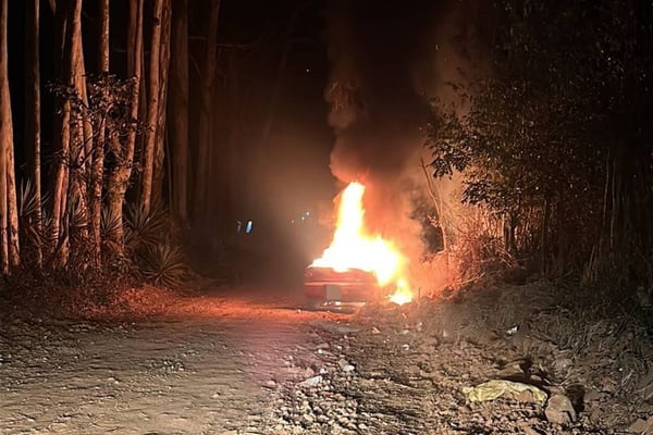 Carro pega fogo e bombeiros atuam no combate às chamas