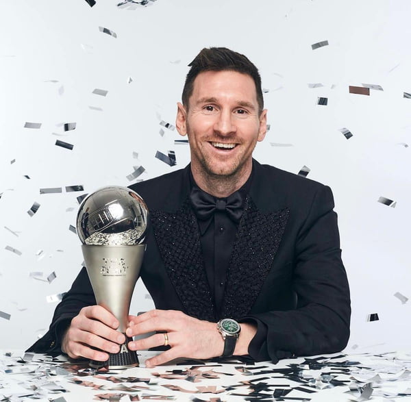 Messi posando com o prêmio de melhor jogador do mundo - Metrópoles
