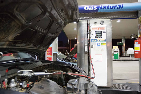 Carro abastecendo GNV ( Gas Natural ) no posto Petrobras