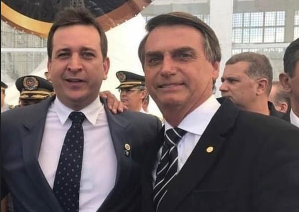 Em foto colorida, Nelson Santini, irmão do ex-secretário José Vicente Santini e dono da empresa de segurança Campseg, com Jair Bolsonaro
