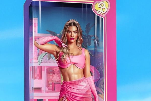 Foto colorida de Kelly Key. Ela está de top, saia, coroa e luvas rosas. A cantora está dentro de uma caixa da Barbie - Metrópoles