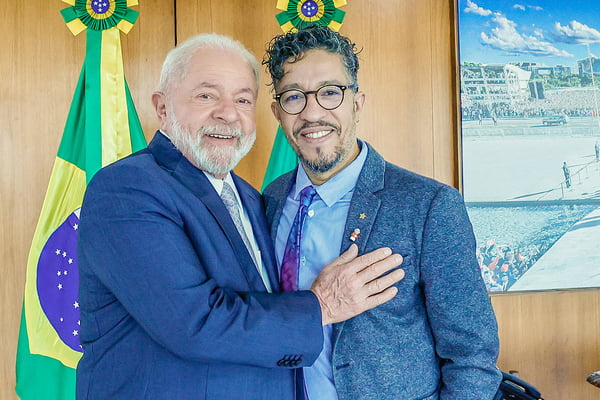Presidente da República, Luiz Inácio Lula da Silva abraça Jean Wyllys durante encontro no palácio do planalto - Metrópoles