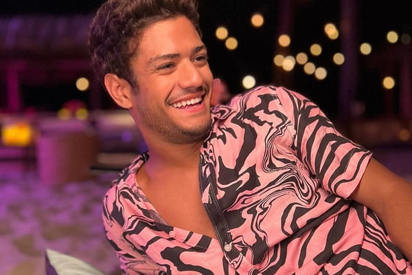 Gabriel Santana usa camisa florida - Metrópoles
