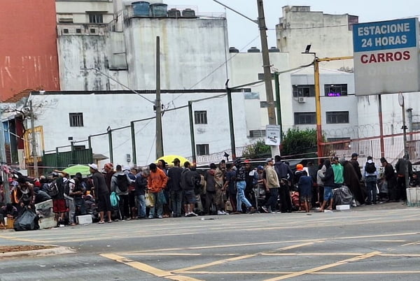 Imagem mostra pessoas aglomeradas na esquina da Rua dos Gusmões com a Avenida Rio Branco, na Cracolândia - Metrópoles