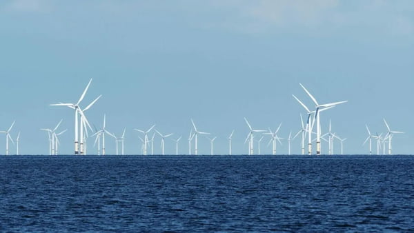 imagem colorida de equipamentos de energia eólica instalados em alto mar - Metrópoles