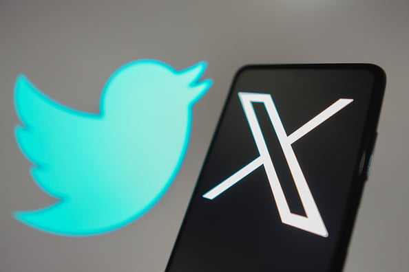 Imagem colorida do pássaro azul, antigo símbolo do Twitter, ao lado de um celular com a imagem da letra "X", novo símbolo da plataforma - Metrópoles