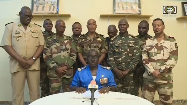 Imagem estática de militares do Níger anunciando um golpe de Estado na televisão - Metrópoles