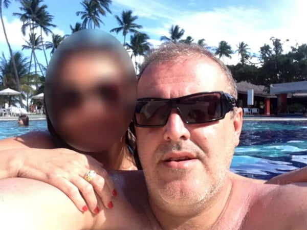 Foto colorida de Alexandre Pedroso com esposa na piscina.