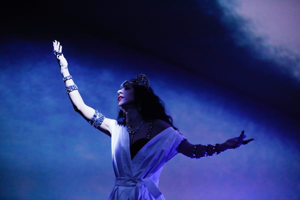 Fotografia colorida de Marisa Monte no palco da turnê Portas