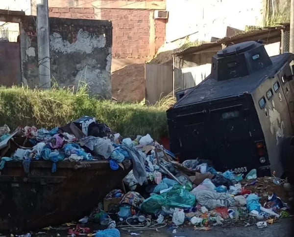 Imagem colorida do blindado da PM do Rio caído no lixão - Metrópoles