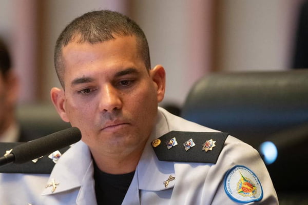 Foto de Flávio Silvestre Alencar, Major da Polícia Militar do Distrito Federal, em CPI na Câmara Legislativa