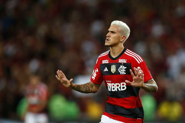 Imagem colorida do atacante Pedro comemorando gol pelo Flamengo