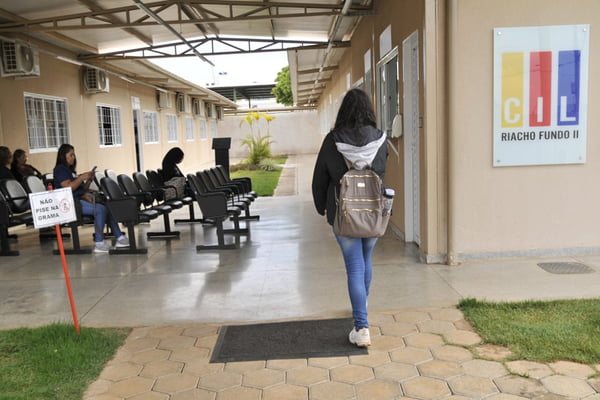 Menina adolescente com mochila entra na sala da unidade do CIL em Riacho Fundo 2