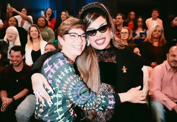 Na imagem colorida, a apresentadora Renata Lo Prete abraça a cantora Gloria Groove durante participação no programa Altas Horas - Metrópoles
