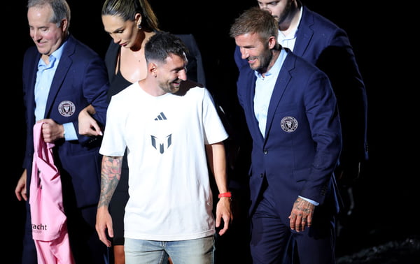 Imagem colorida de Messi ao lado de Beckham - Metrópoles
