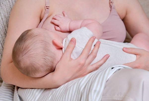 Mulher amamentando um bebe - Metrópoles