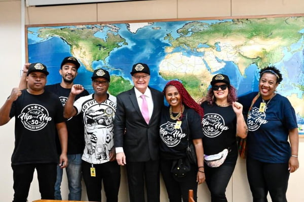 Foto colorida do vice-presidente Geraldo Alckmin e integrantes do movimento hip-hop - Metrópoles