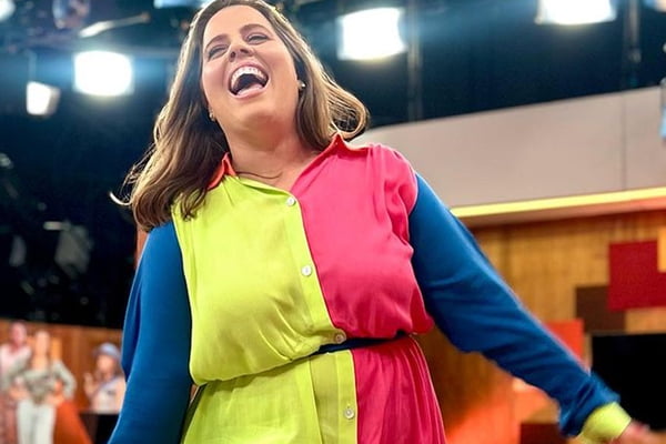 Tati Machado posa de vestido colorido no palco do Encontro - Metrópoles