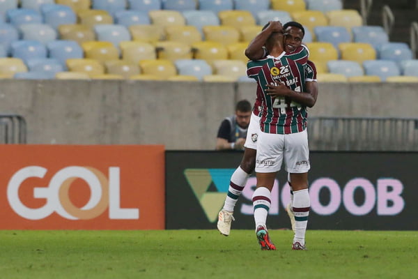 David Braz e Jhon Arias aparecem se abraçando após gol contra o Palmeiras em jogo pelo Campeonato BRasileiro