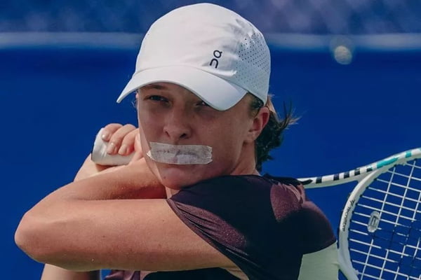 Iga Swiatek, melhor tenista do mundo, fazendo treino de resistência com a boca tampada