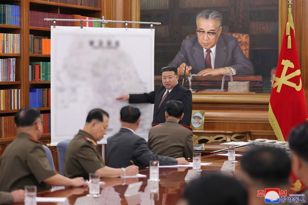 Imagem colorida mostra Kim Jong-un durante reunião com militares das Forças Armadas da Coreia do Norte - Metrópoles