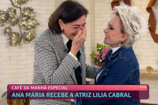 Foto colorida de Lilia Cabral e Ana Maria Braga no Mais Você. Atriz chora e se emociona - Metrópoles