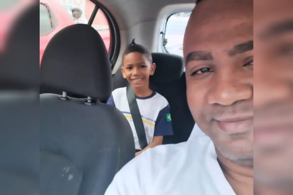 Foto mostra Fabio Teixeira, pai de Bernardo, em um banco de motorista de um carro com seu filho enquadrado na traseira - Metrópoles